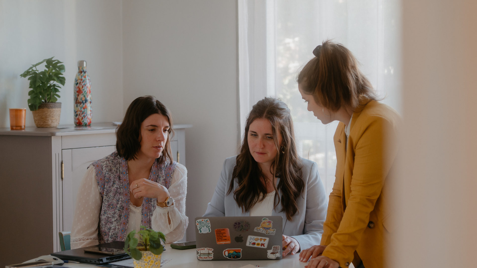 L’équipe des Yeux Fermés est réunie autour d'une table pour discuter de vos séjours.