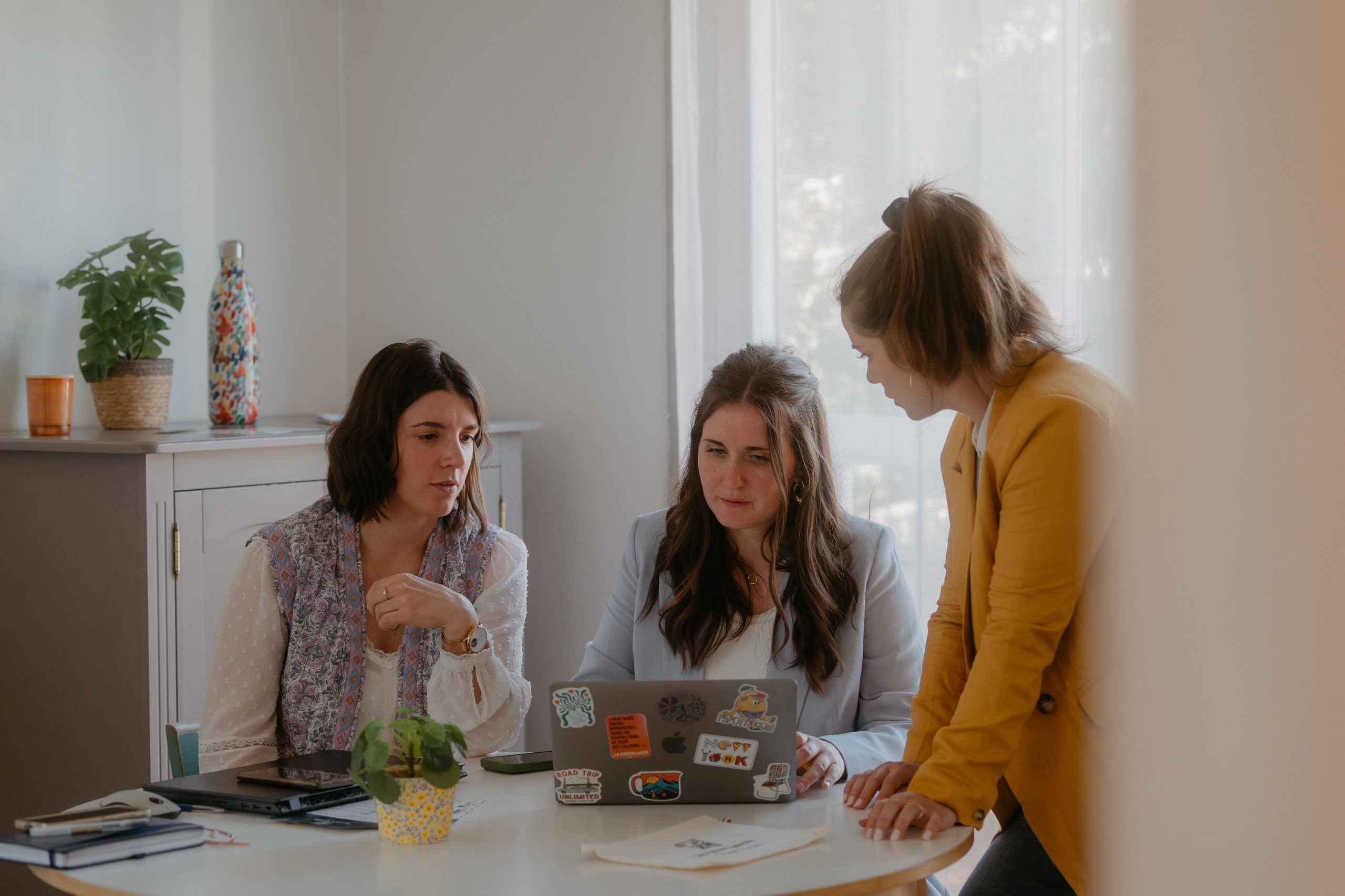 L’équipe des Yeux Fermés est réunie autour d'une table pour discuter de vos séjours.